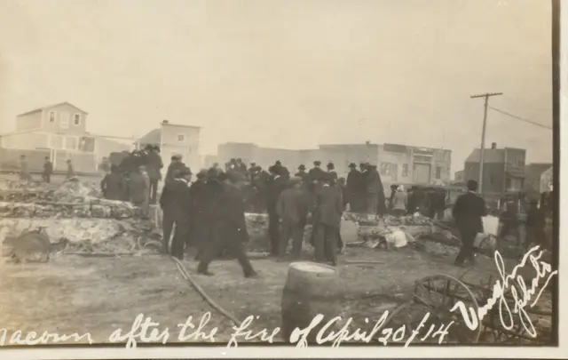 Crowd at the ruins after the fire of April 20, 1914